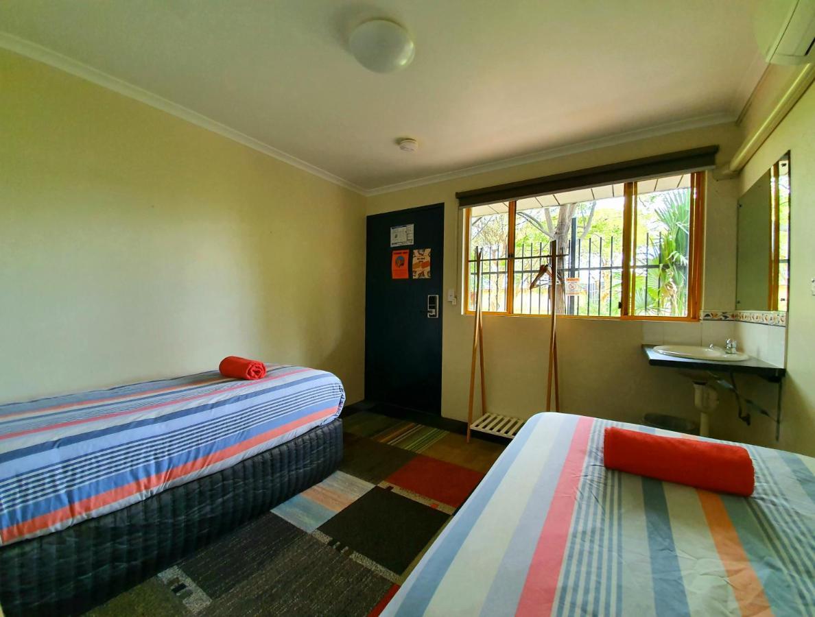 Jump Inn Alice Budget Accommodation Alice Springs Exterior foto